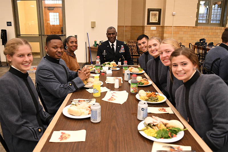 MG Wins and his wife dine with cadets in Crozet Hall