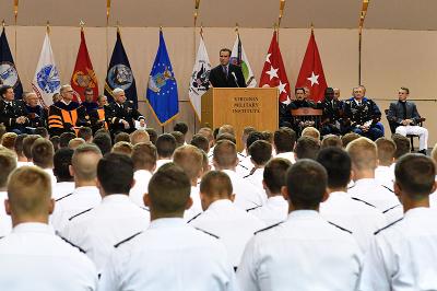 Journalist Bob Woodruff speaks to cadets during academic convocation in Cocke Hall.
